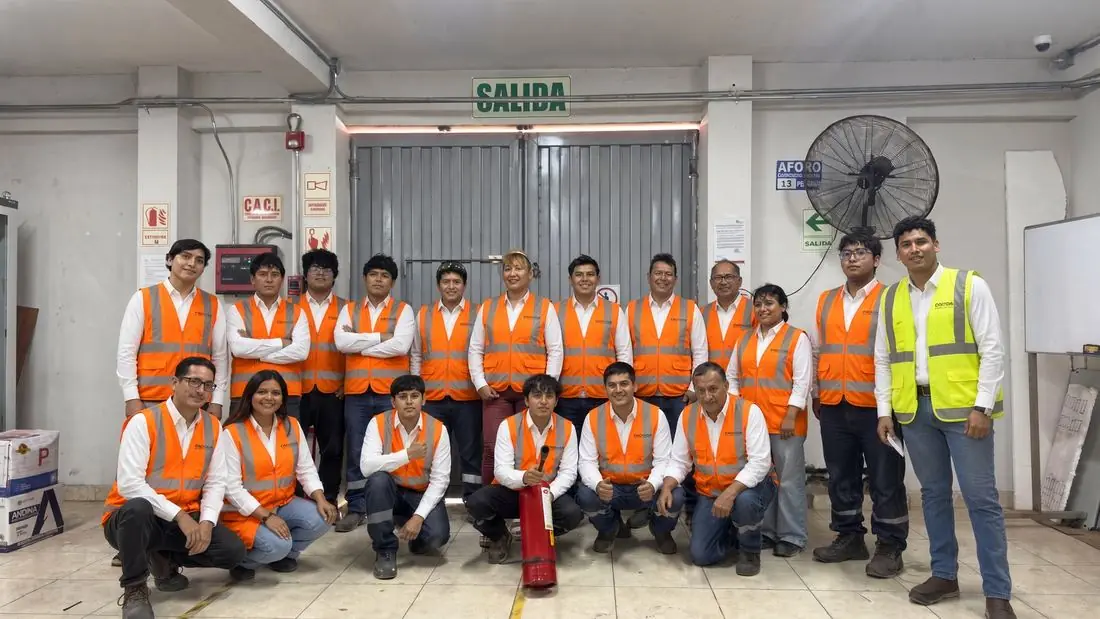 Grupo de trabajadores capacitados en prevención y lucha contra incendios