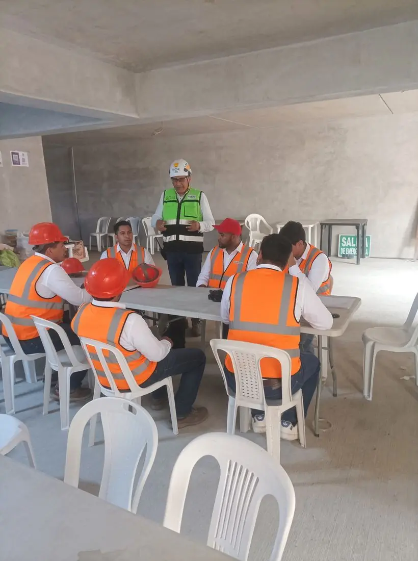 Charla de capacitación en seguridad con trabajadores en obra