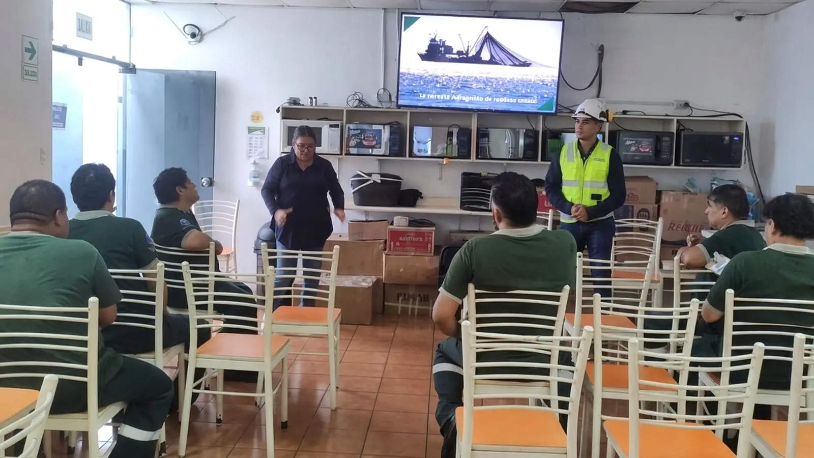 Capacitación a personal con discapacidad auditiva con intérprete de lengua de señas